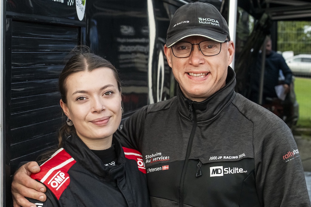 Rikke Pilgaard Petersen og Jan Petersen er datter og far - men også rivaler. ”På flere hastighedsprøver har vi kørt hurtigere end ham, og det har vi drillet ham med,” siger Rikke Pilgaard Petersen.
(Foto: Jokum Tord Larsen)